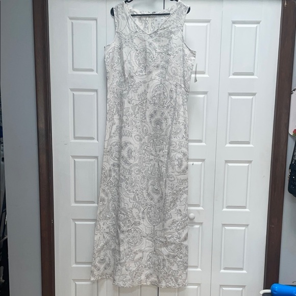 Liz Claiborne Dresses & Skirts - Liz Claiborne Elegant White Maxi Dress